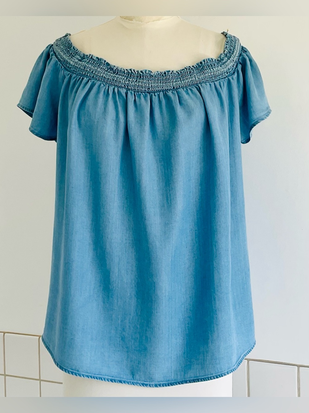 Old Navy Light Blue Off-Shoulder Chambray Smocked Top Sz: L NWOT